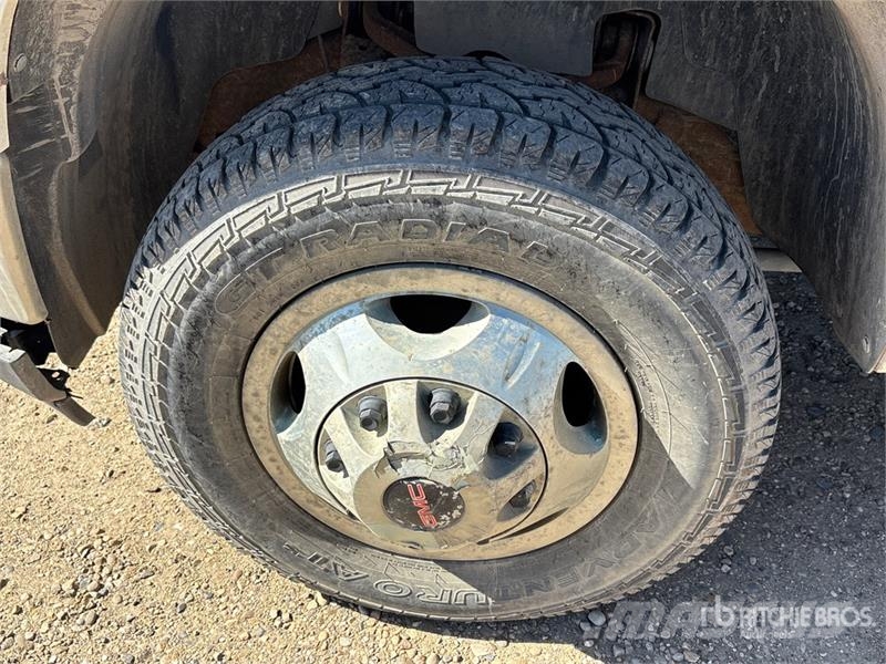 GMC Sierra 3500HD 4x4 Flatbed Truck Camiones plataforma