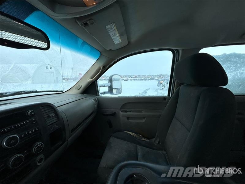 GMC Sierra 3500HD 4x4 Crew Cab Flatbed Truck Platós / Ponyvás teherautók