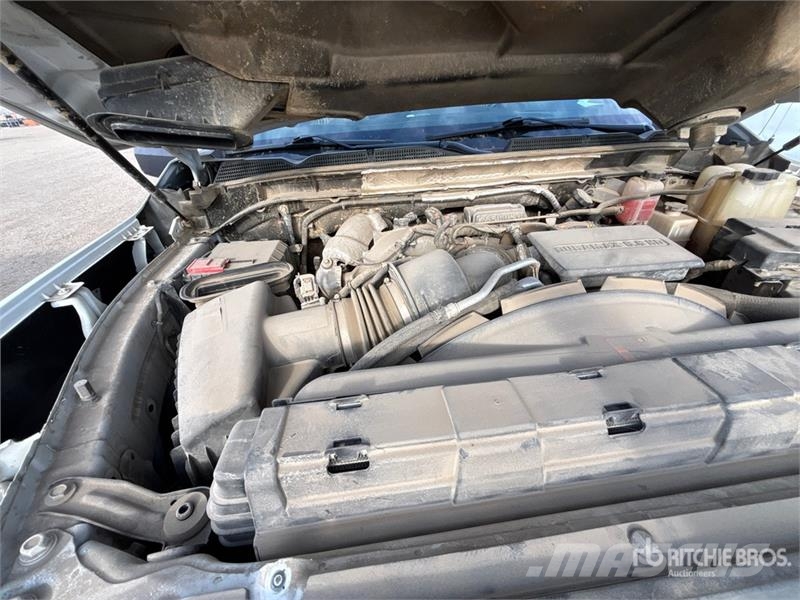 GMC Sierra 3500HD 4x4 Crew Cab Pickup Otros