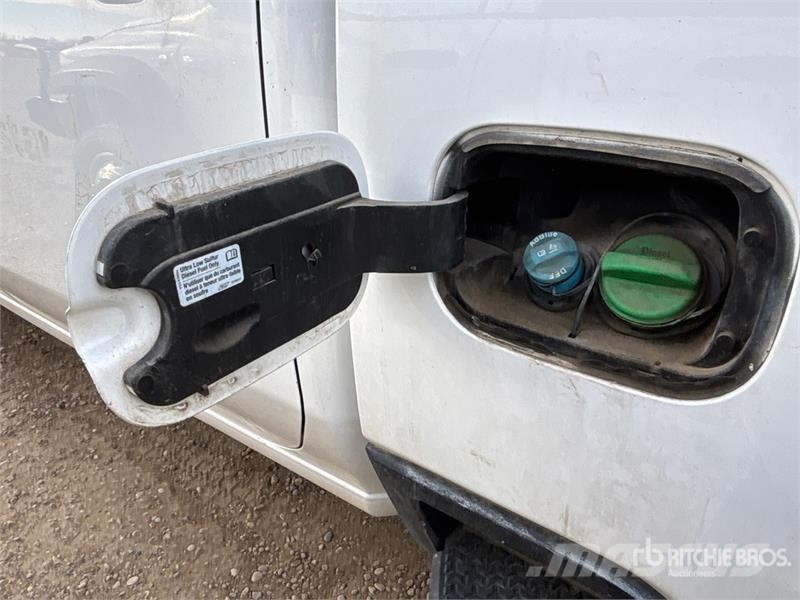 GMC Sierra 3500HD 4x4 Crew Cab Pickup Otros
