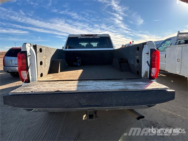 GMC Sierra 3500HD 4x4 Crew Cab Pickup Otros
