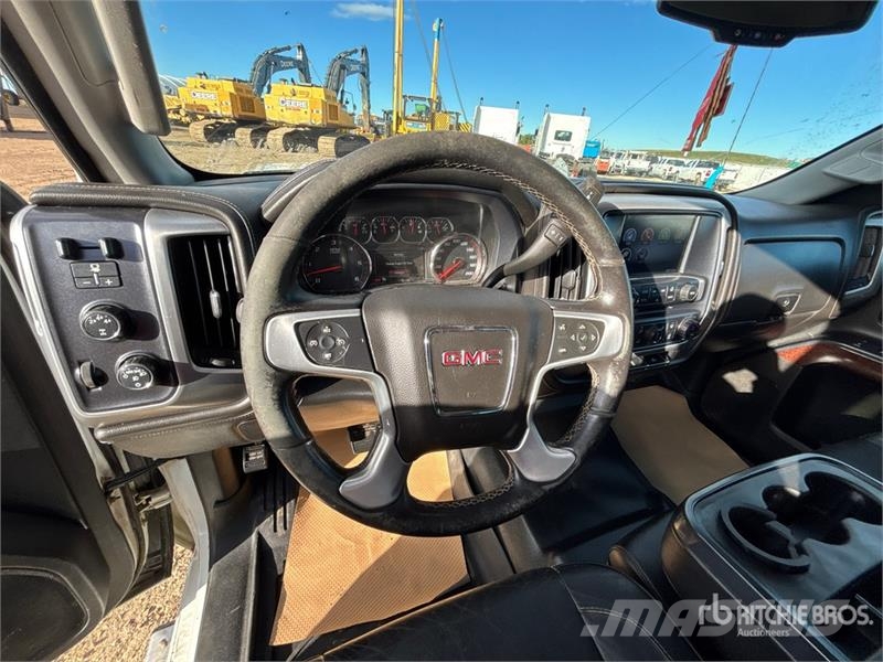 GMC Sierra 3500HD 4x4 Crew Cab Pickup Outros