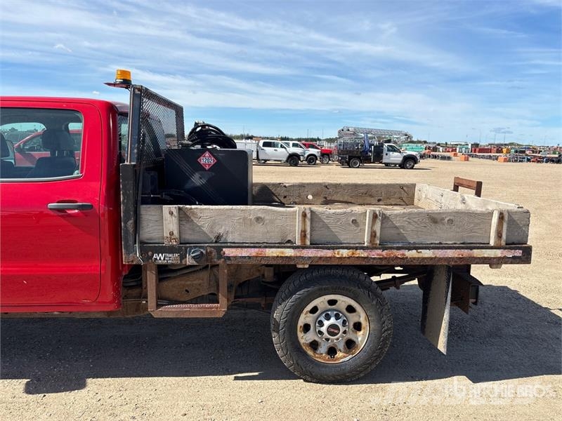 GMC Sierra 3500HD 4x4 Crew Cab Flatbed Truck Platte bakwagens