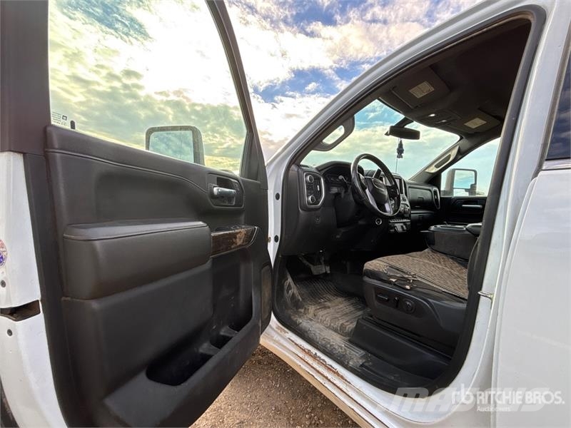 GMC Sierra 3500HD 4x4 Crew Cab Pickup Otros