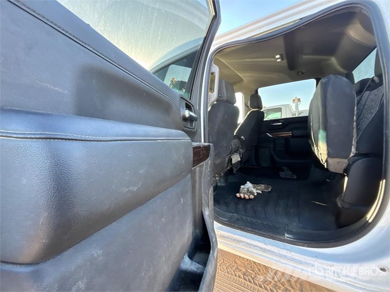 GMC Sierra 3500HD 4x4 Crew Cab Pickup Otros
