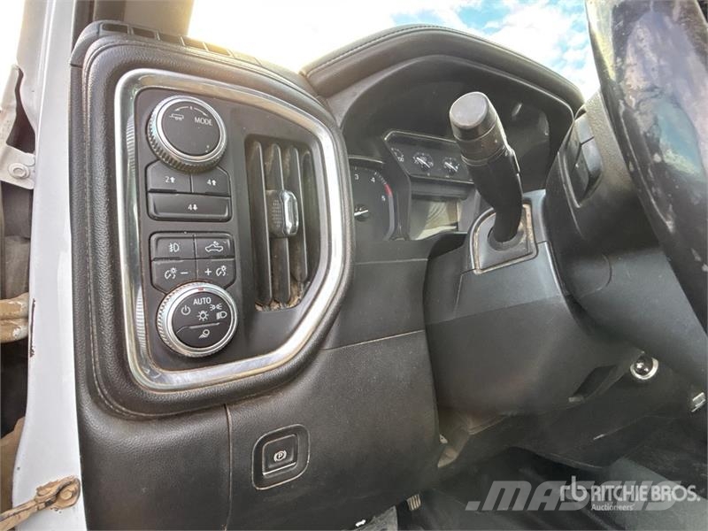GMC Sierra 3500HD 4x4 Crew Cab Pickup Otros