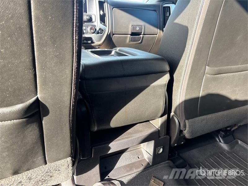GMC Sierra 3500HD 4x4 Crew Cab Pickup Outros