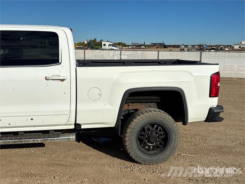 GMC Sierra 3500HD 4x4 Crew Cab Pickup Outros