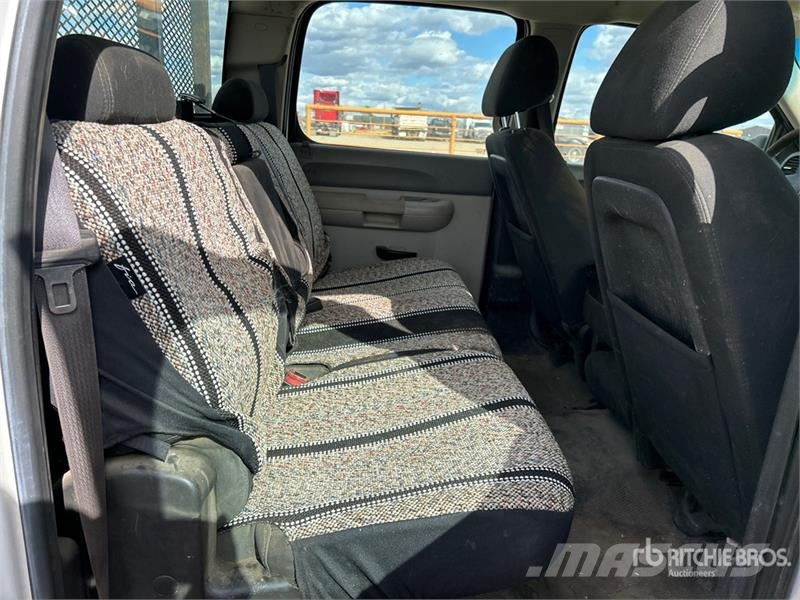 GMC Sierra 3500HD 4x4 Crew Cab Flatbed Truck Flatbed / Dropside trucks