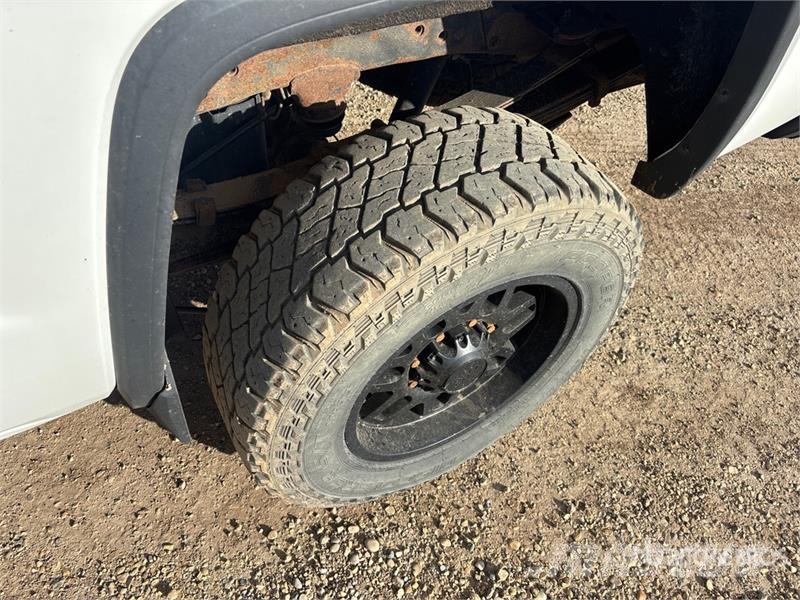 GMC Sierra 3500HD 4x4 Crew Cab Pickup Outros