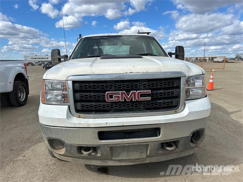 GMC Sierra 3500HD 4x4 Crew Cab Flatbed Truck Flatbed / Dropside trucks