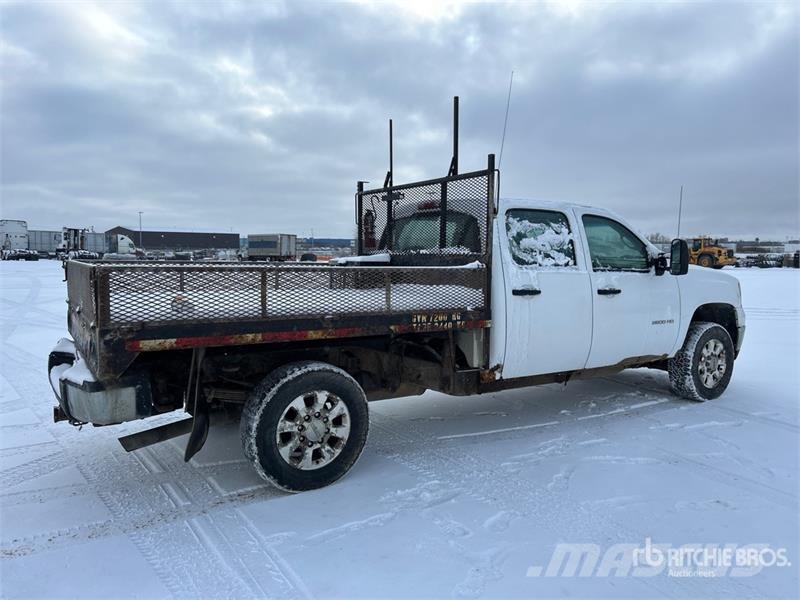 GMC Sierra 3500HD 4x4 Crew Cab Flatbed Truck Platós / Ponyvás teherautók