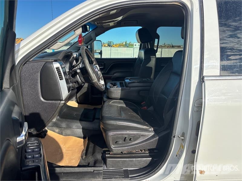 GMC Sierra 3500HD 4x4 Crew Cab Pickup Outros