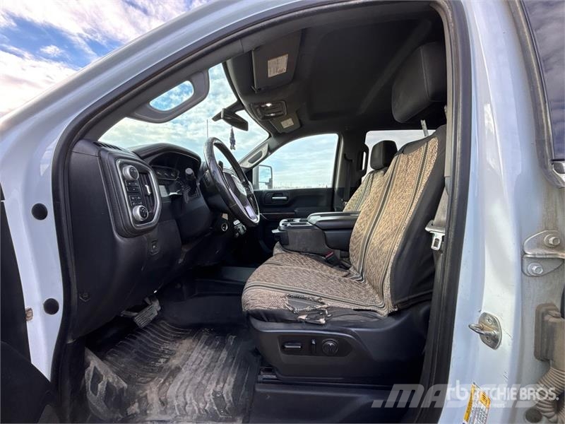 GMC Sierra 3500HD 4x4 Crew Cab Pickup Otros