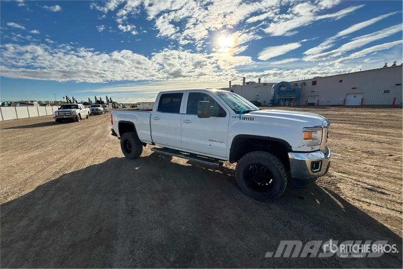 GMC Sierra 3500HD 4x4 Crew Cab Pickup Outros