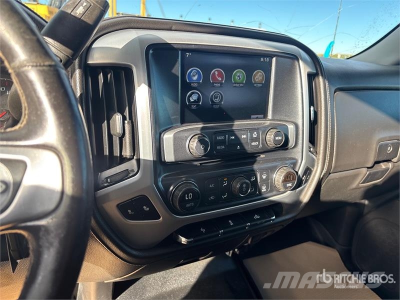 GMC Sierra 3500HD 4x4 Crew Cab Pickup Outros
