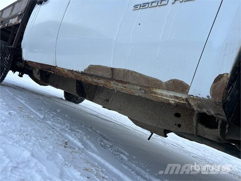 GMC Sierra 3500HD 4x4 Crew Cab Flatbed Truck Platós / Ponyvás teherautók