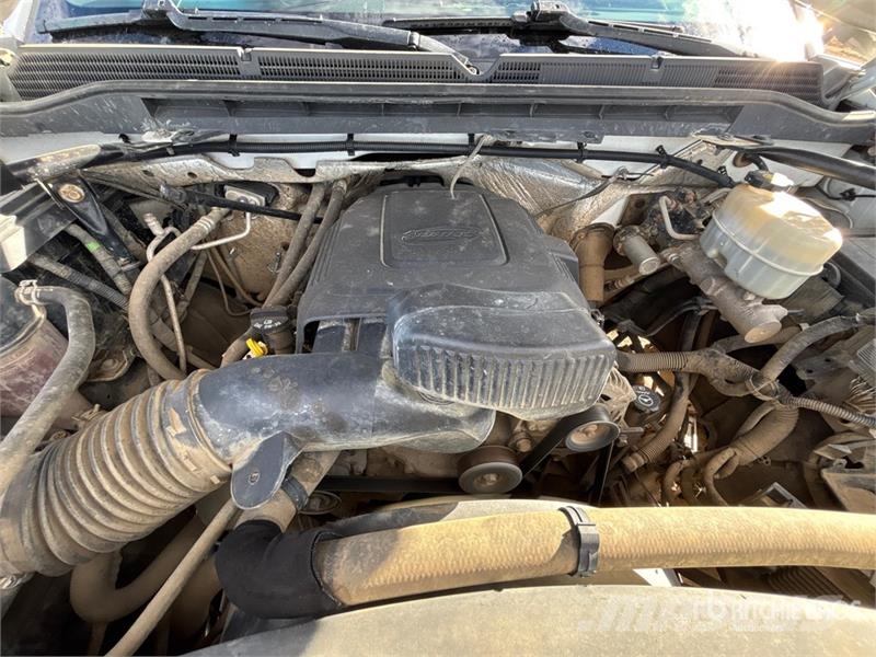 GMC Sierra 3500HD 4x4 Crew Cab Pickup Outros