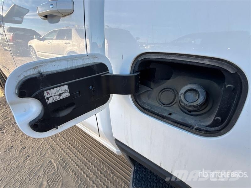GMC Sierra 3500HD 4x4 Crew Cab Pickup Otros