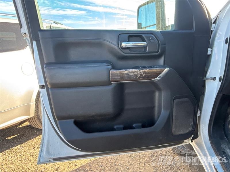 GMC Sierra 3500HD 4x4 Crew Cab Pickup Otros