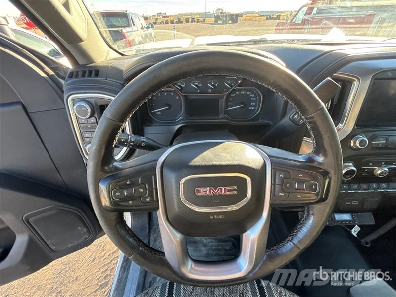 GMC Sierra 3500HD 4x4 Crew Cab Pickup Otros