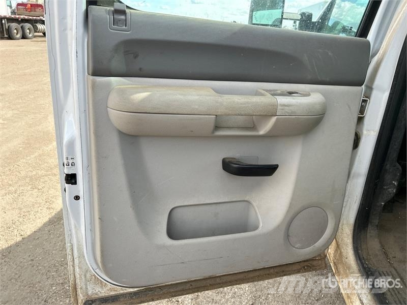 GMC Sierra 3500HD 4x4 Crew Cab Flatbed Truck Flatbed / Dropside trucks