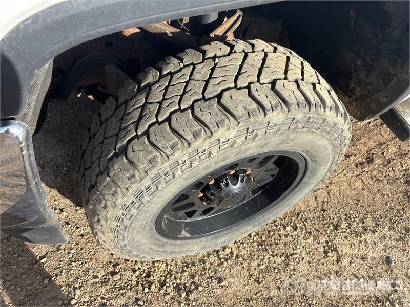 GMC Sierra 3500HD 4x4 Crew Cab Pickup Outros