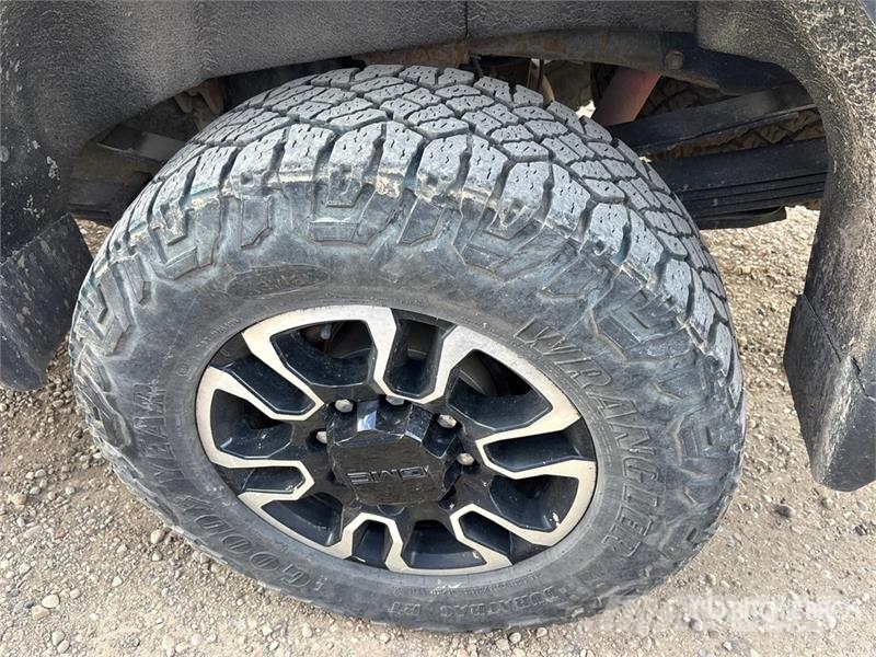 GMC Sierra 3500HD 4x4 Crew Cab Pickup Otros