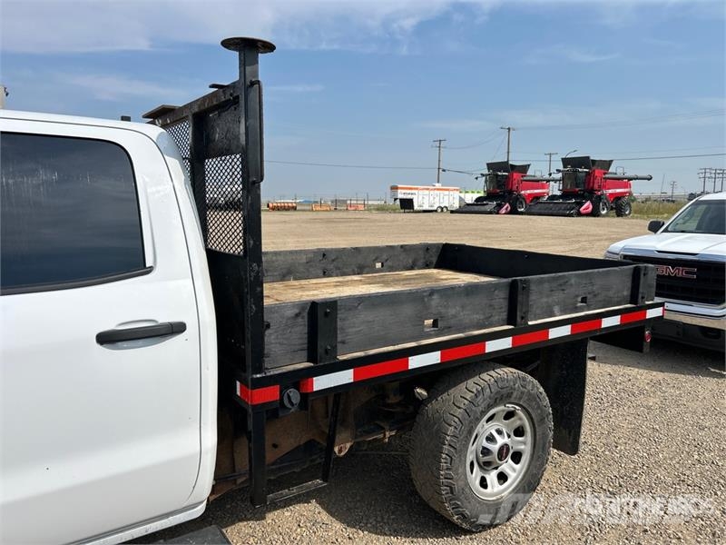 GMC Sierra 3500HD 4x4 Crew Cab Flatbed Truck Platte bakwagens