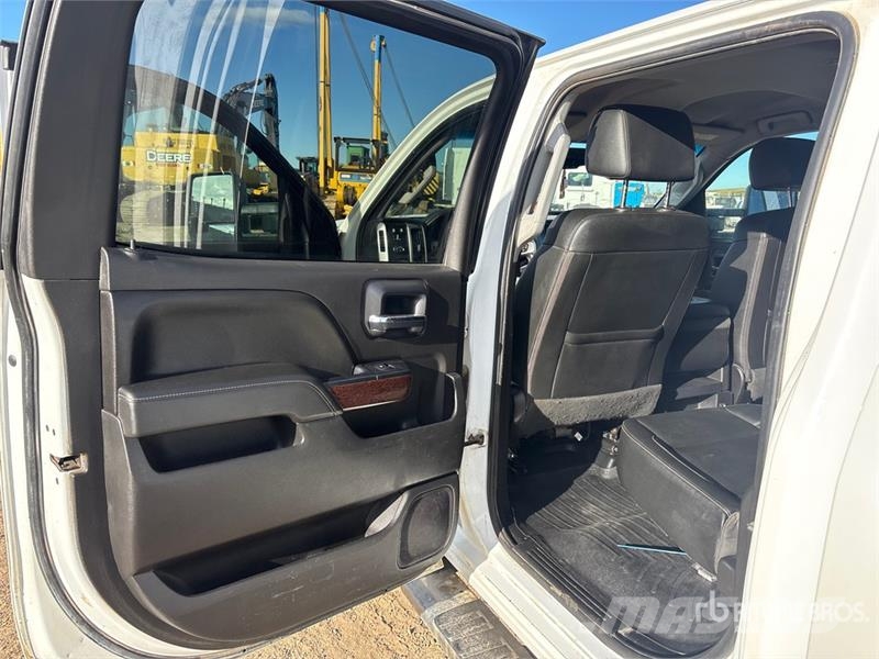 GMC Sierra 3500HD 4x4 Crew Cab Pickup Outros
