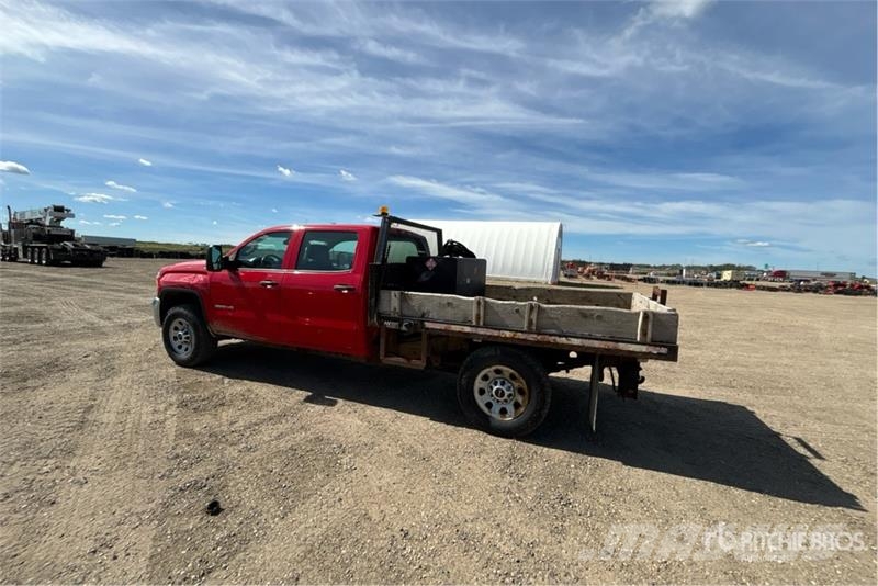 GMC Sierra 3500HD 4x4 Crew Cab Flatbed Truck Platte bakwagens