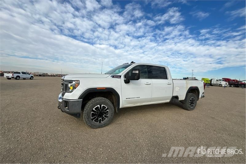 GMC Sierra 3500HD 4x4 Crew Cab Pickup Otros
