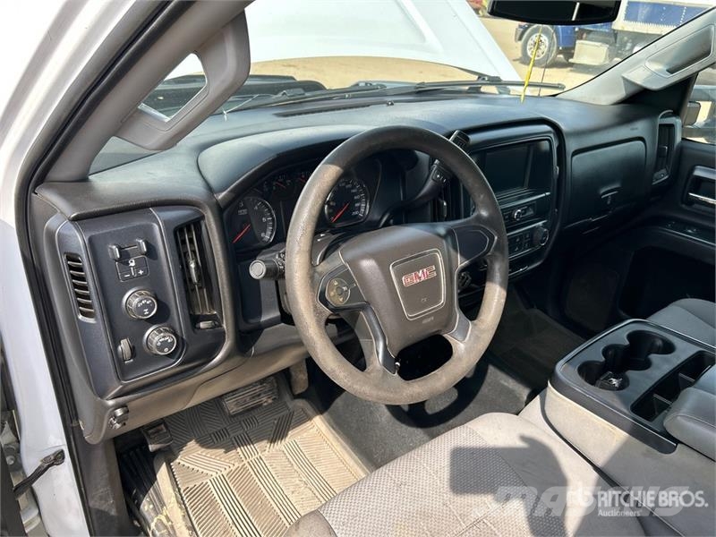 GMC Sierra 3500HD 4x4 Crew Cab Flatbed Truck Platte bakwagens