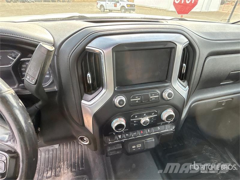 GMC Sierra 3500HD 4x4 Crew Cab Pickup Otros