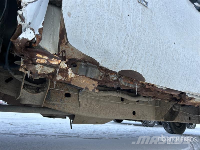 GMC Sierra 3500HD 4x4 Crew Cab Flatbed Truck Platós / Ponyvás teherautók