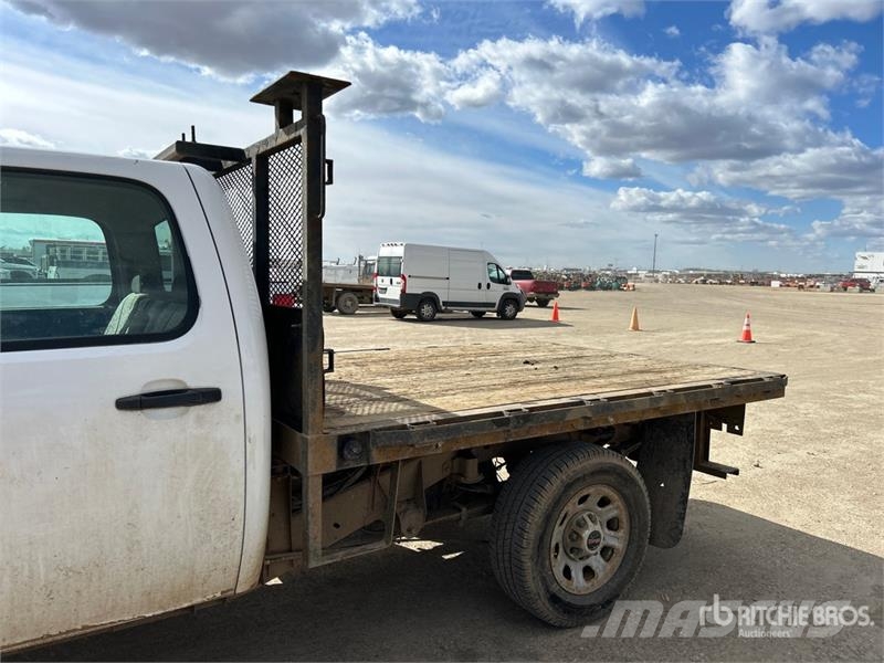 GMC Sierra 3500HD 4x4 Crew Cab Flatbed Truck Flatbed / Dropside trucks
