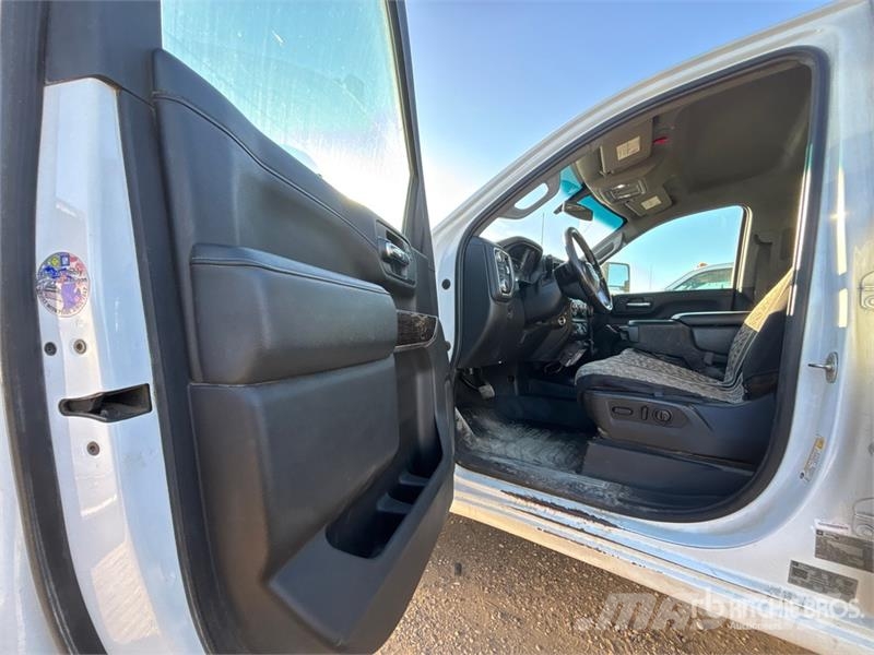 GMC Sierra 3500HD 4x4 Crew Cab Pickup Otros