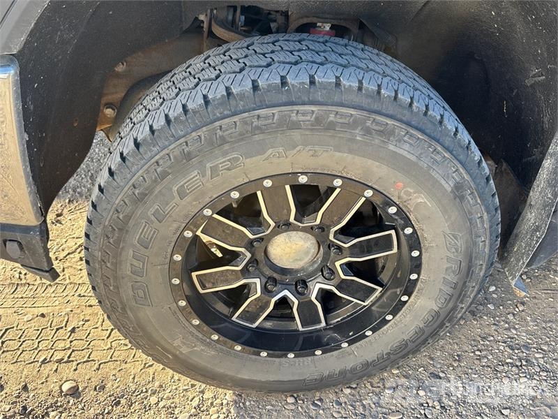 GMC Sierra 3500HD 4x4 Crew Cab Pickup Otros