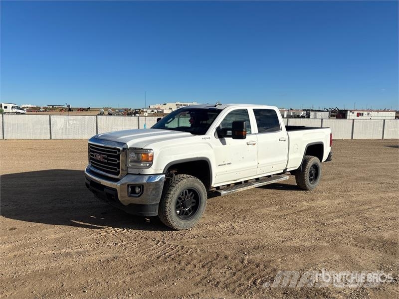 GMC Sierra 3500HD 4x4 Crew Cab Pickup Outros