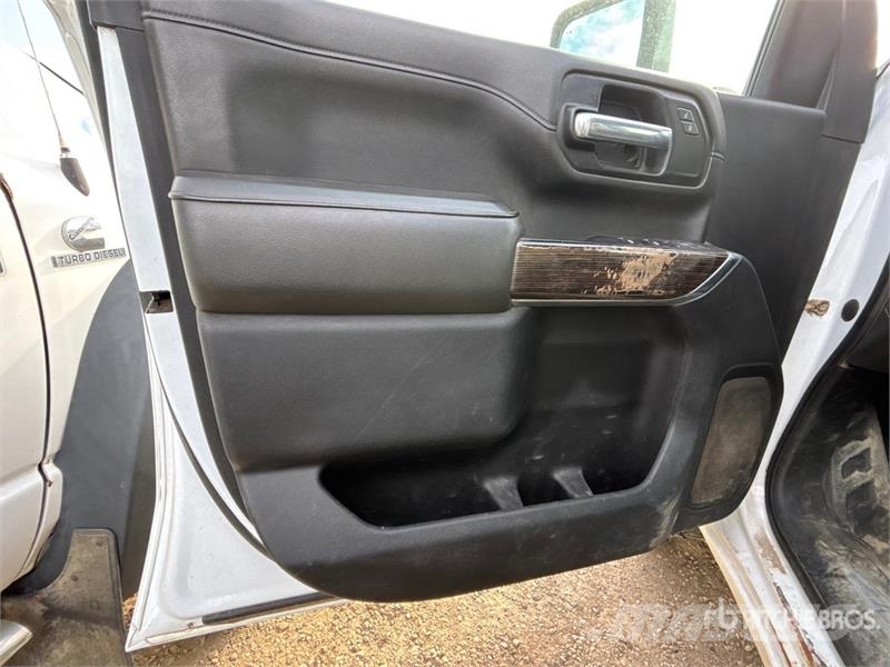 GMC Sierra 3500HD 4x4 Crew Cab Pickup Otros