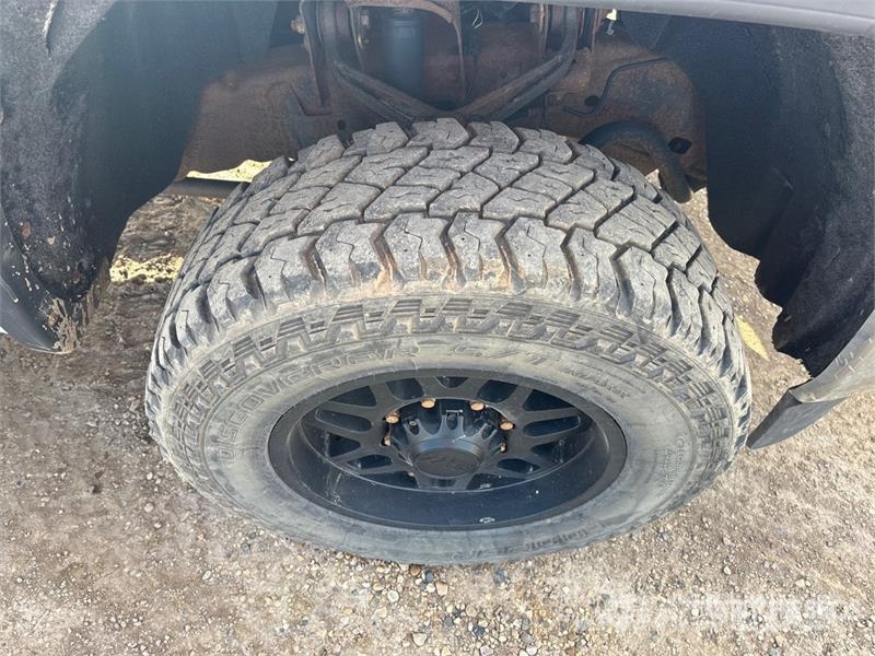 GMC Sierra 3500HD 4x4 Crew Cab Pickup Outros