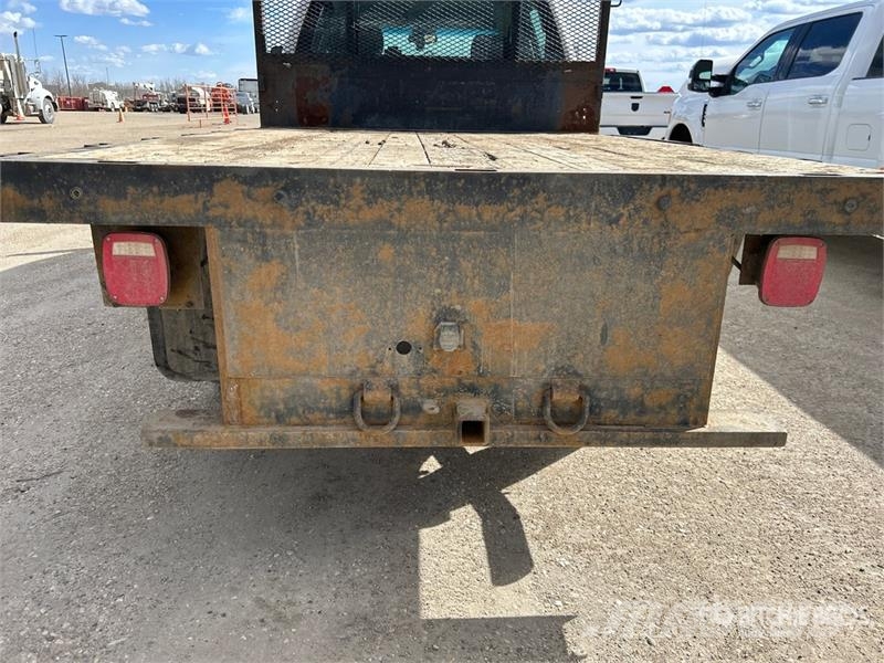 GMC Sierra 3500HD 4x4 Crew Cab Flatbed Truck Flatbed / Dropside trucks
