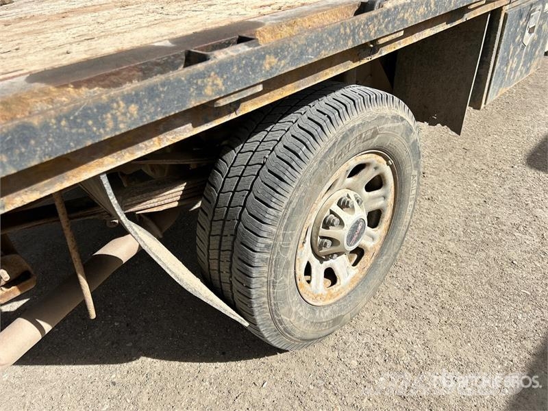 GMC Sierra 3500HD 4x4 Crew Cab Flatbed Truck Flatbed / Dropside trucks