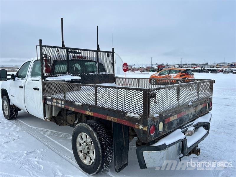 GMC Sierra 3500HD 4x4 Crew Cab Flatbed Truck Platós / Ponyvás teherautók