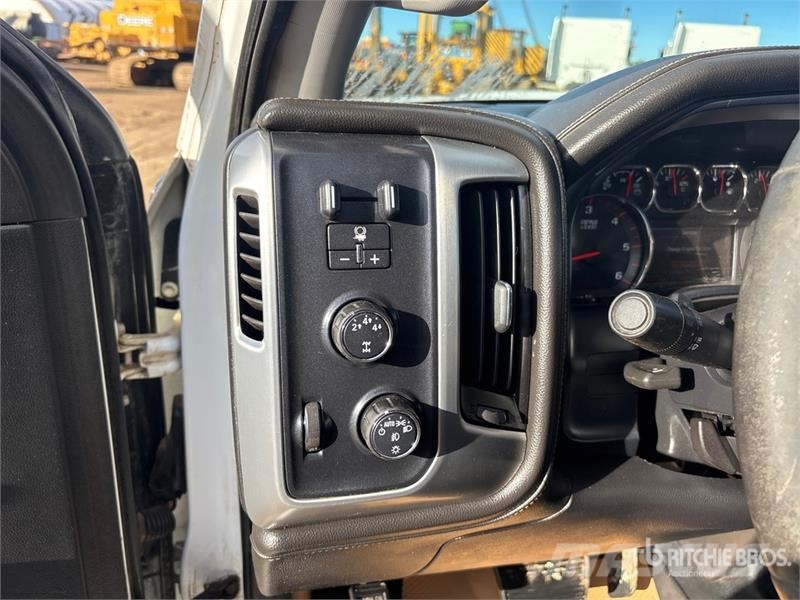 GMC Sierra 3500HD 4x4 Crew Cab Pickup Outros