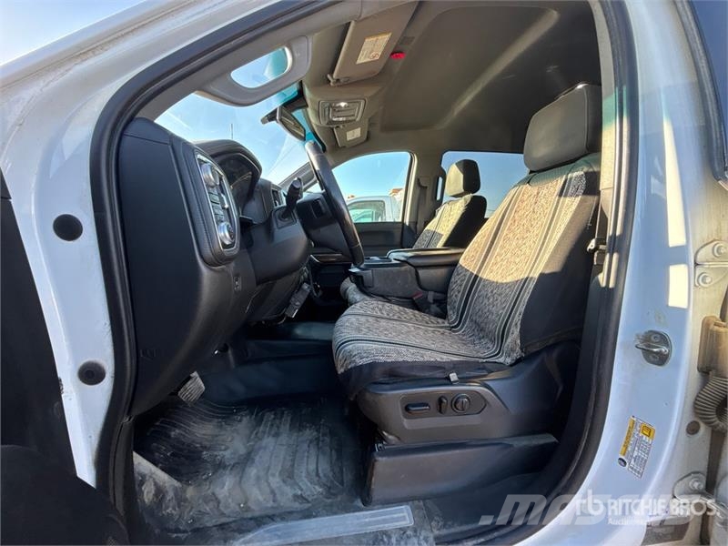 GMC Sierra 3500HD 4x4 Crew Cab Pickup Otros