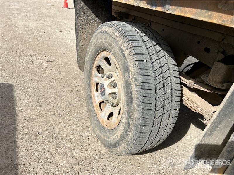 GMC Sierra 3500HD 4x4 Crew Cab Flatbed Truck Flatbed / Dropside trucks