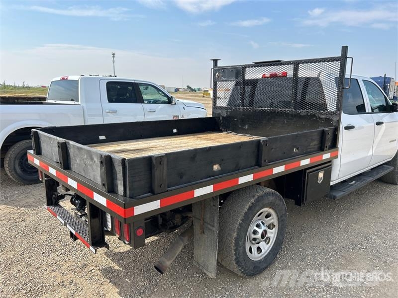 GMC Sierra 3500HD 4x4 Crew Cab Flatbed Truck Platte bakwagens