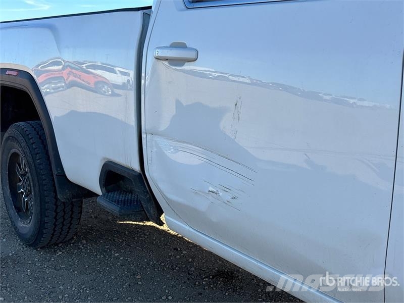 GMC Sierra 3500HD 4x4 Crew Cab Pickup Otros