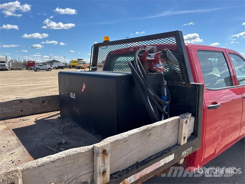 GMC Sierra 3500HD 4x4 Crew Cab Flatbed Truck Platte bakwagens